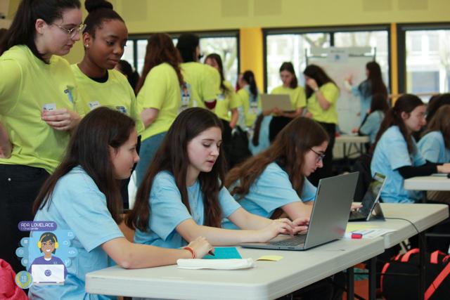 Une équipe au travail autour de ses ordinateurs portables, dans la salle du challenge