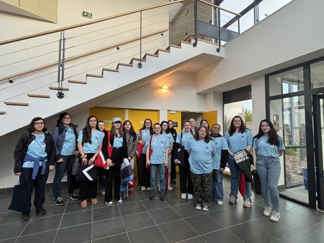 Une équipe de participantes et leurs tutrices réunies dans le hall du lycée, en 2026