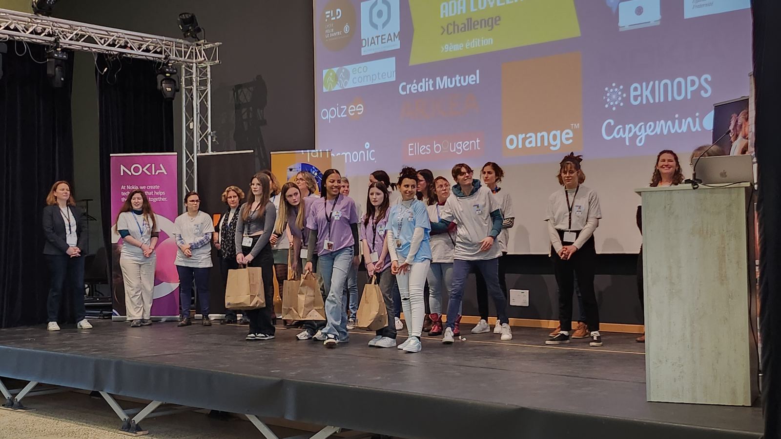 Remise des prix de l'édition 2024 à Lannion : les lauréates sur scène devant l'écran des partenaires