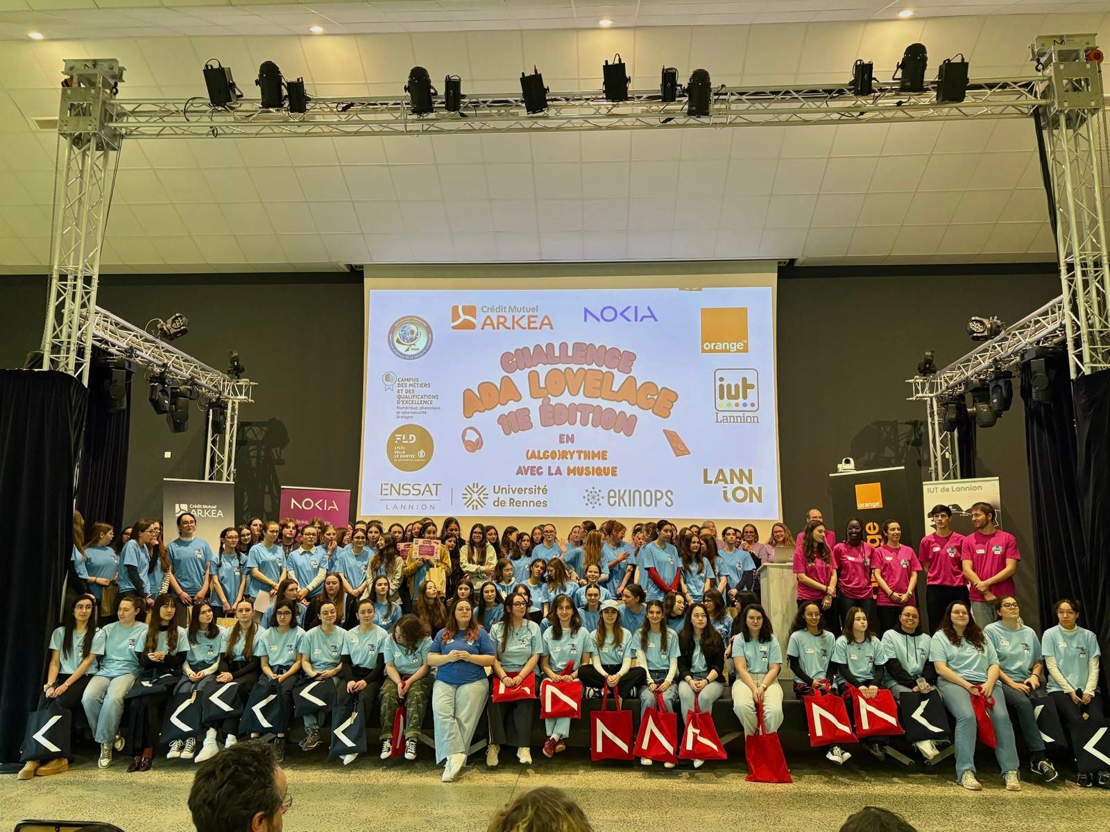 Photo de groupe de l'édition 2026 à Lannion, dans l'amphithéâtre du lycée
